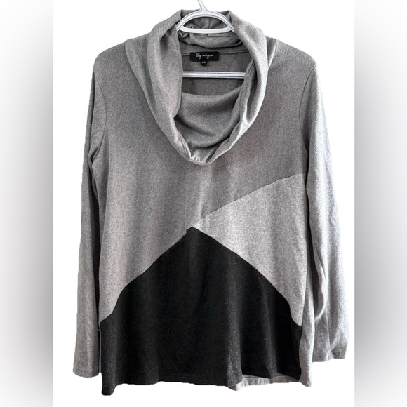 Gray and Black Women's Sweater - Picture 1 of 3